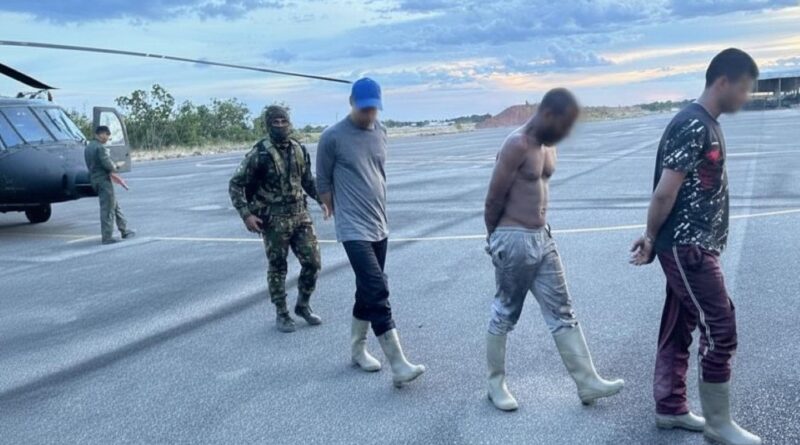 Garimpeiros são presos pelo Exército dentro da Terra Indígena Yanomami, em Roraima